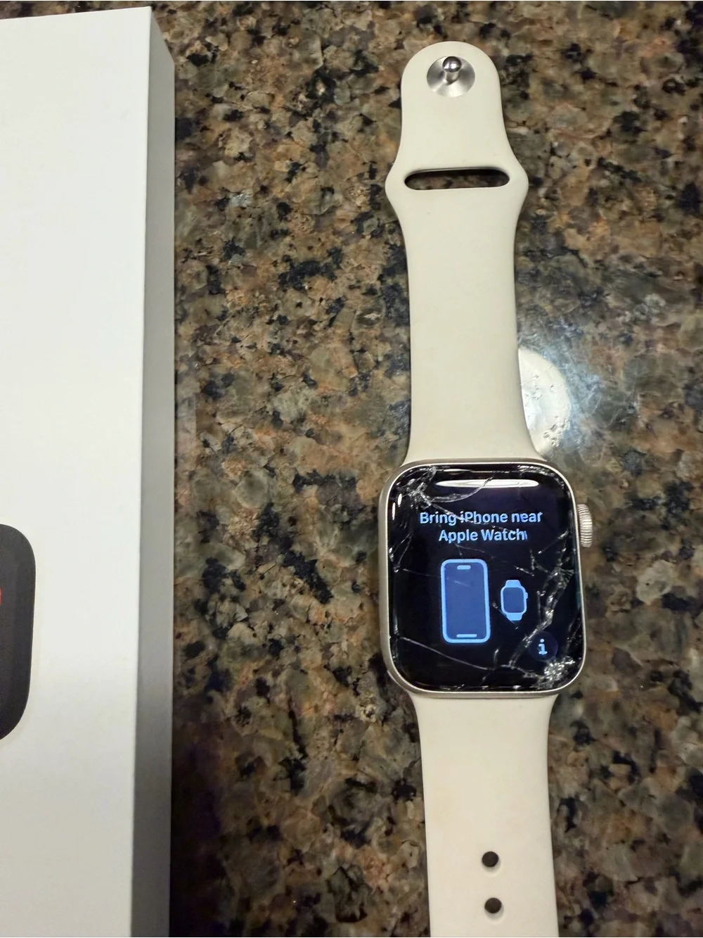 Apple Watch SE 40 mm Starlight SB S/M GPS Works Great Cracked Screen